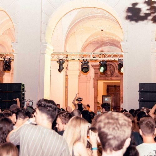 DJ Pult vorne und eine Menschenmenge bei Opening Live in Salzburg