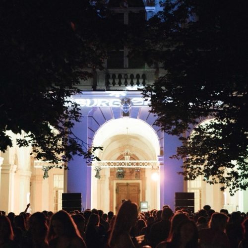 DJ Opening im Schloss Mirabell Innenhof, Menschenmenge in der Nacht