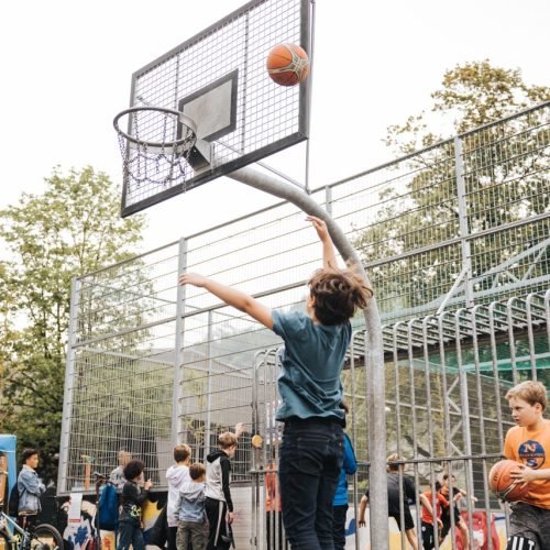 Basketballplatz im Volksgarten, wo Kinder Basketball spielen
