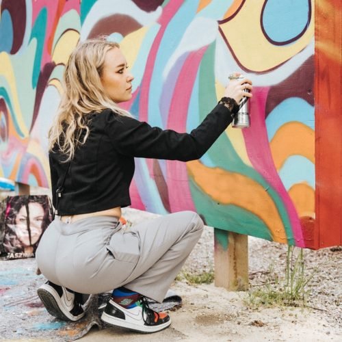 Graffiti Workshop bei Live in Salzburg, Frau besprüht eine Wand